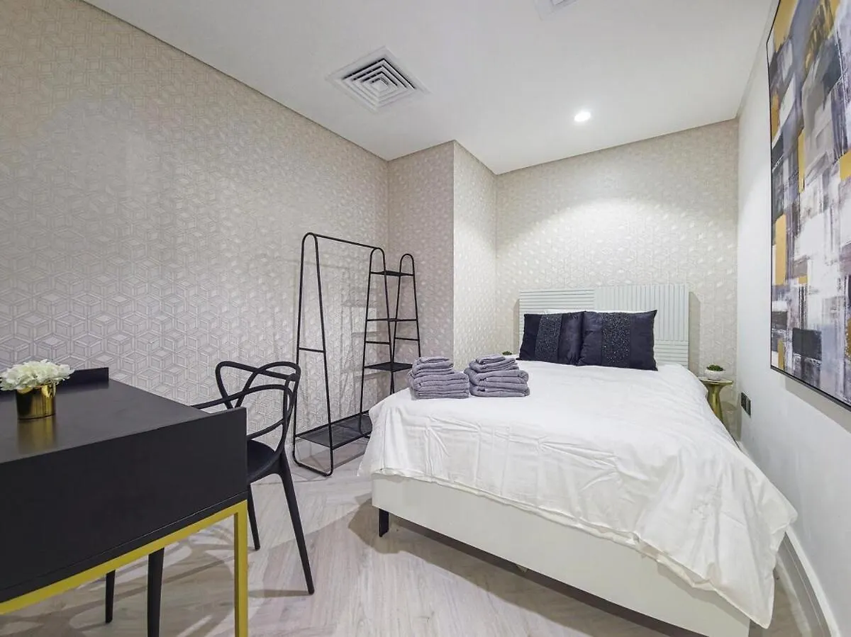 Luxury 2-Bed Condo Full Burj Khalifa Lights View! Dubai