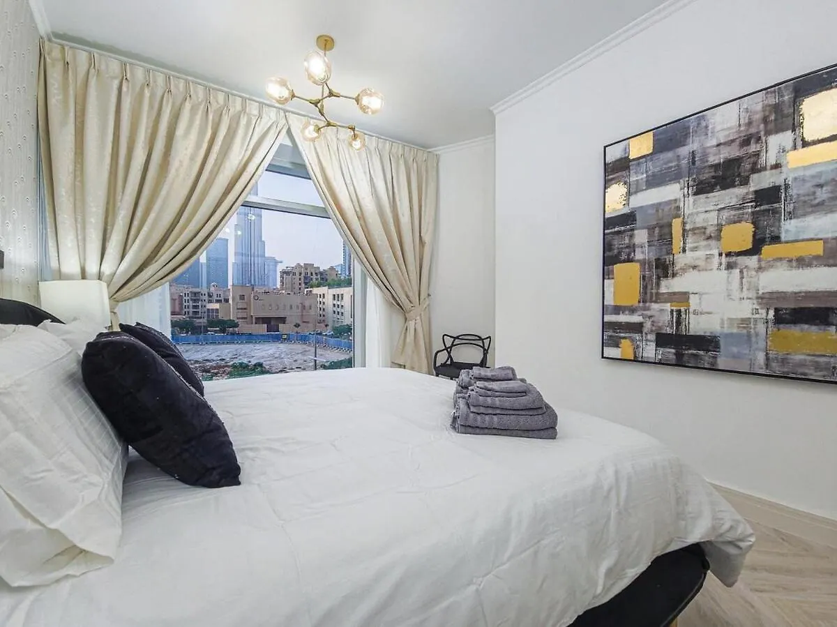 Luxury 2-Bed Condo Full Burj Khalifa Lights View! Dubai