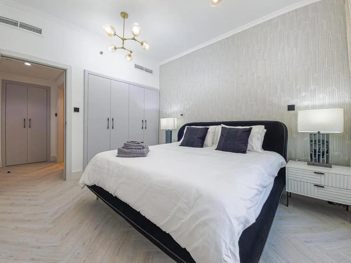 Luxury 2-Bed Condo Full Burj Khalifa Lights View! Dubai Apartment