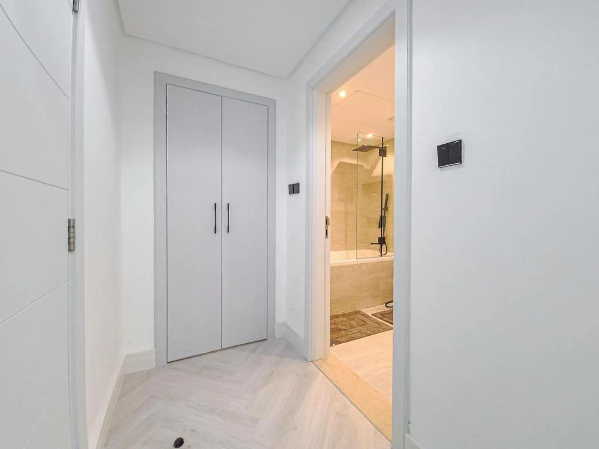 Apartment Luxury 2-Bed Condo Full Burj Khalifa Lights View! Dubai