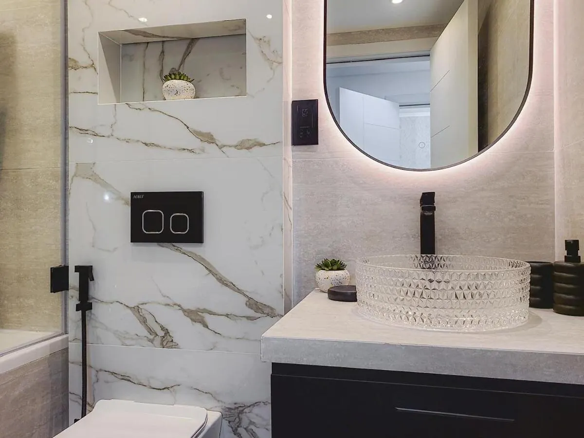 Luxury 2-Bed Condo Full Burj Khalifa Lights View! Dubai