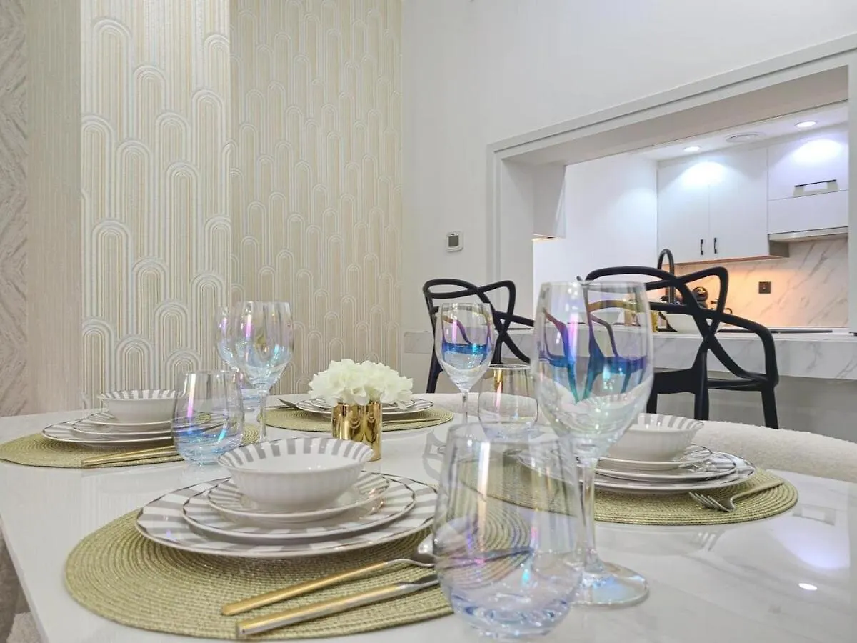 Luxury 2-Bed Condo Full Burj Khalifa Lights View! Dubai